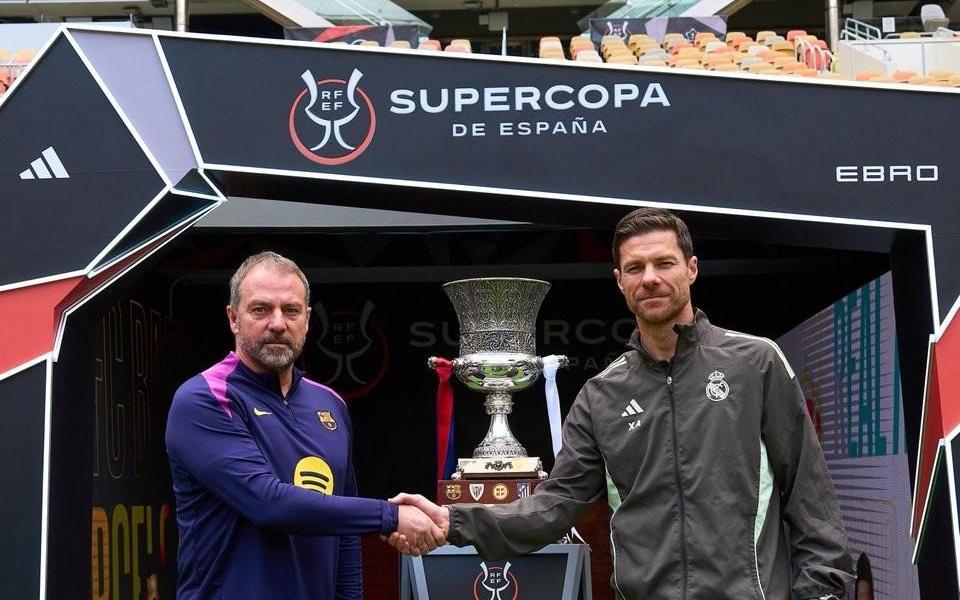 传统环节，西超杯决赛前弗里克和阿隆索在奖杯前合影