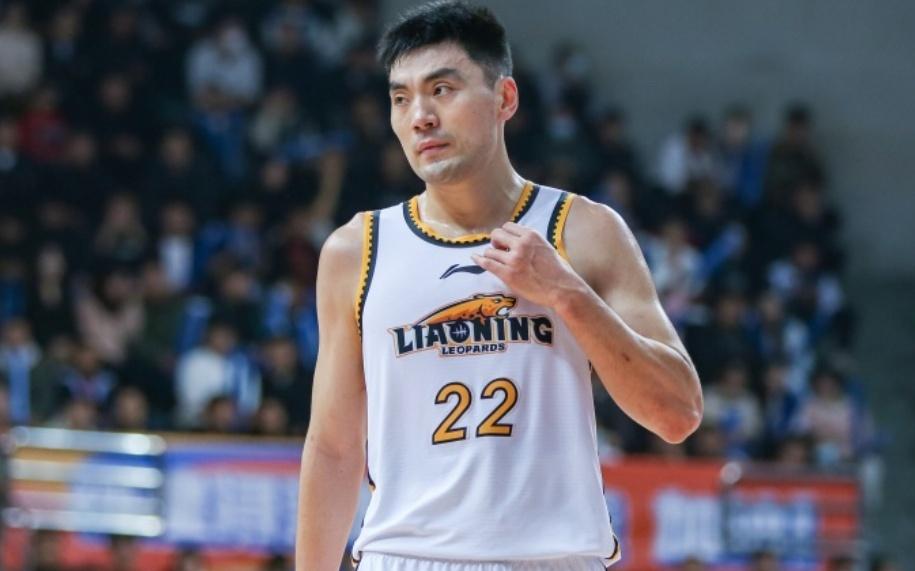 李晓旭首秀现心酸一幕！赛后累垮多次趴广告牌，搂继伟仍致谢球迷