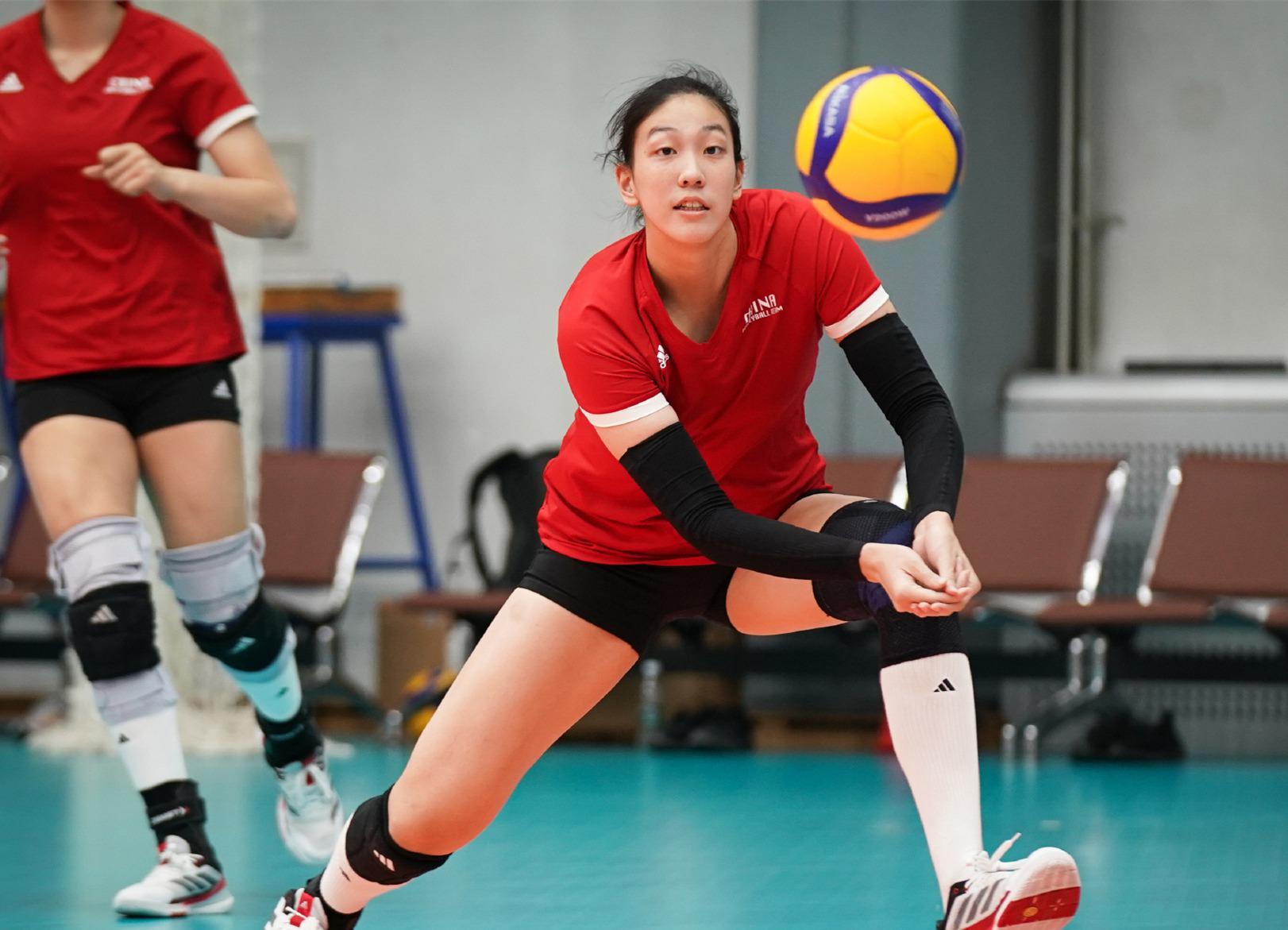 恭喜！中国女排17岁1米93接应新星上位：出征当龚翔宇完美替身