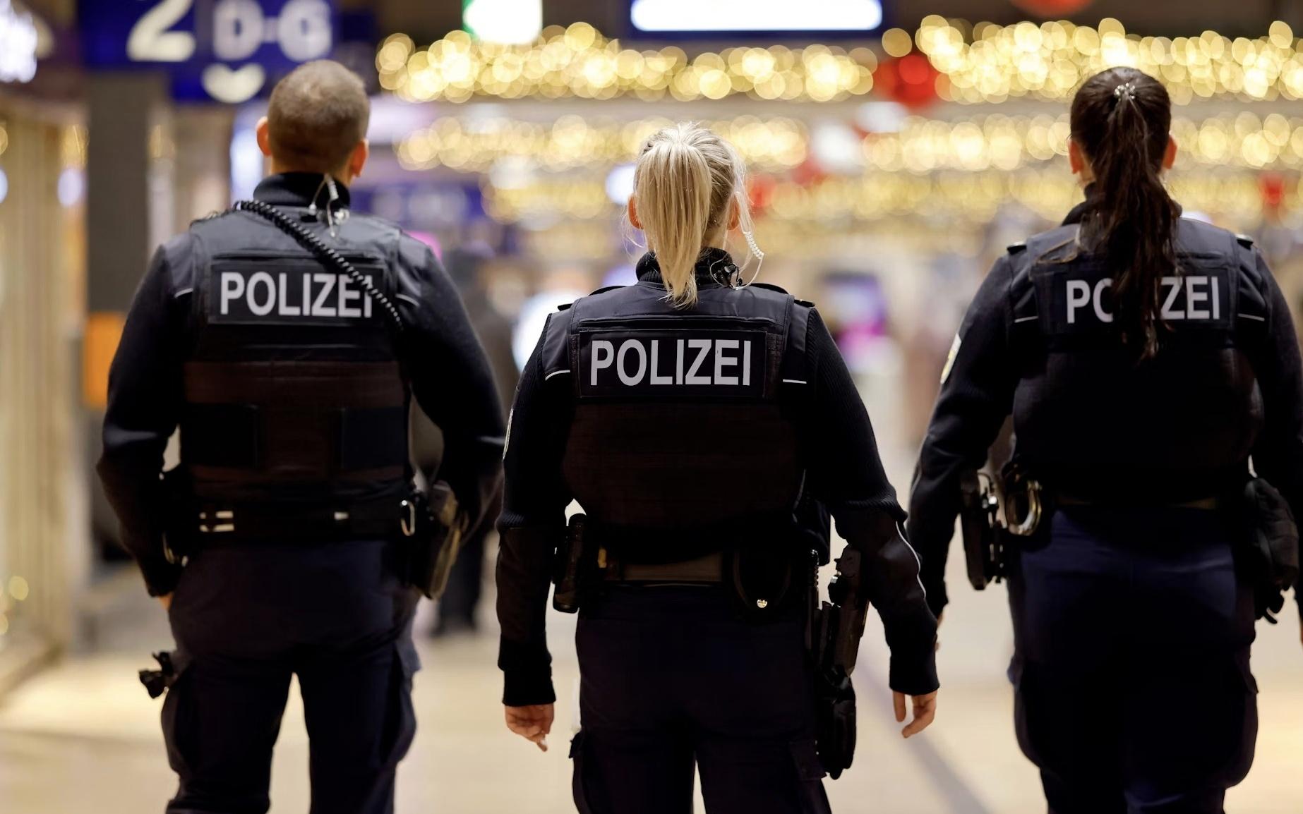 德媒：沙尔克球迷与多特球迷在火车站斗殴，数百人参与其中