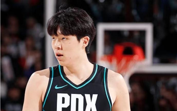 创纪录！杨瀚森NBA生涯首进三分双方冲突拉走暴怒哈腾劝架