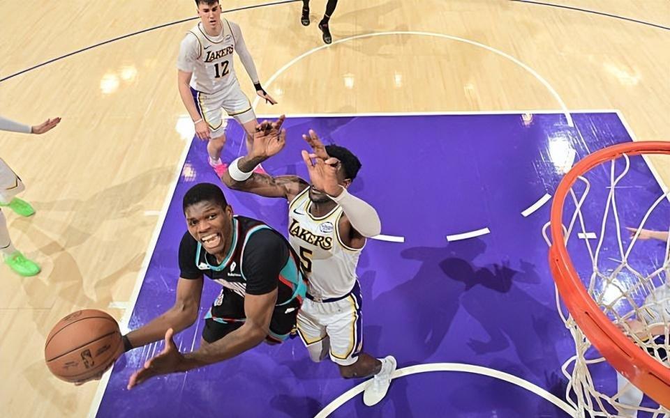 可惜侧翼新秀因伤提前离场了！否则灰熊真的未必会输给湖人