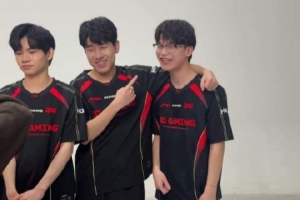 JDG分享主宣拍摄日花絮：兄弟俩笑的太灿烂了