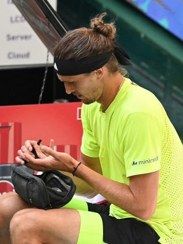 兹维列夫在两条赛场上奔跑