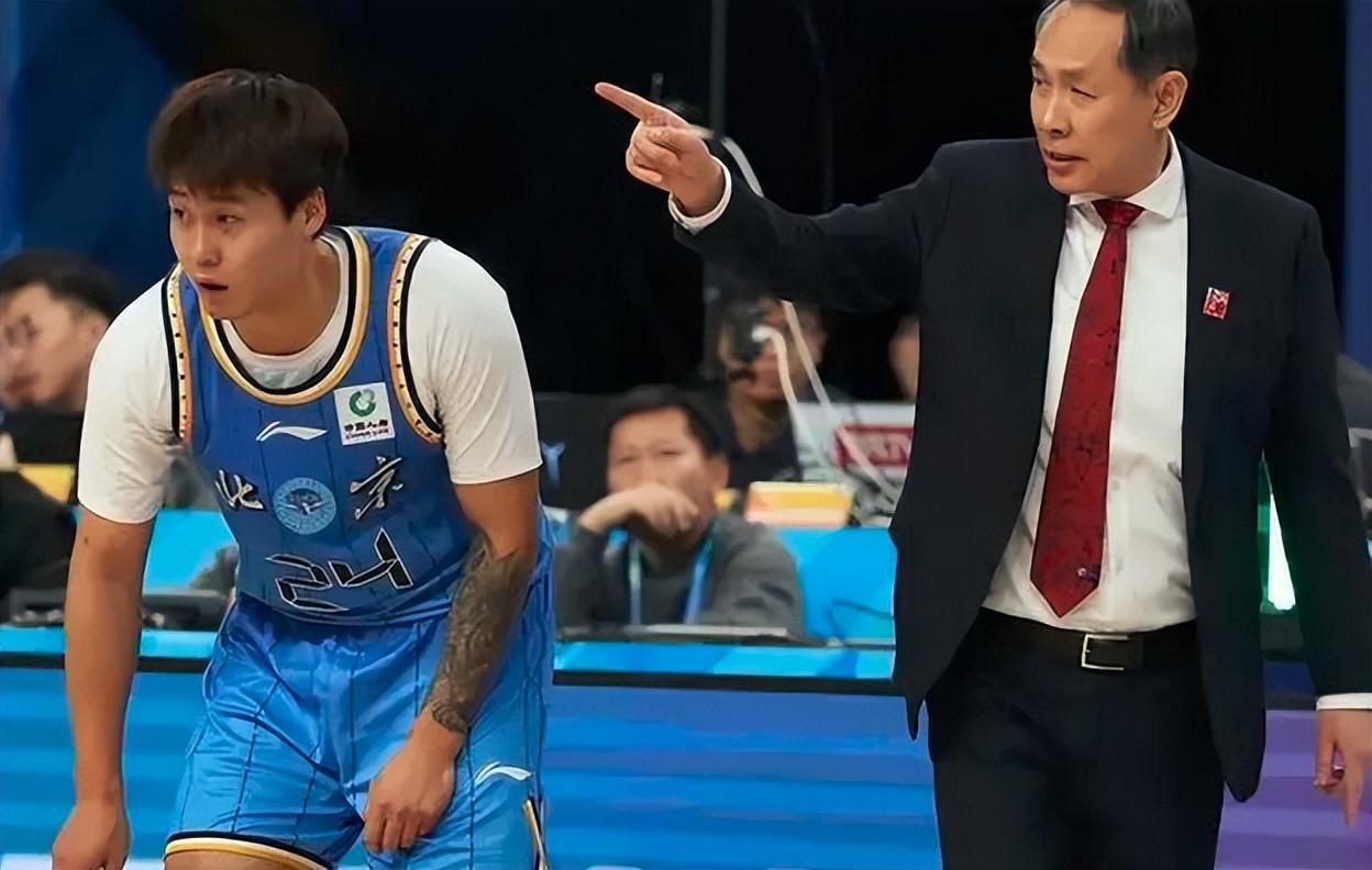 首钢连迎坏消息！2连败后许利民遭前外援吐槽，主力后卫缺阵1个月