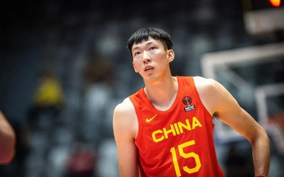 难打硬仗！周琦被余嘉豪压制最后连续失误不禁想起世界杯对波兰