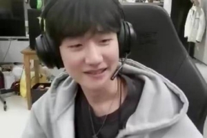 Peanut直播向观众粉丝告别：职业选手韩旺乎跟大家道别辛苦了！
