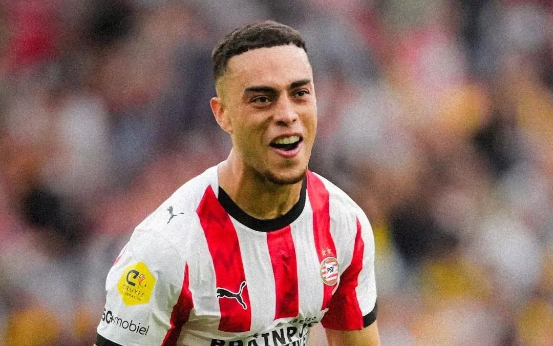 迎接新年，前巴萨后卫德斯特在街头燃放十万枚鞭炮