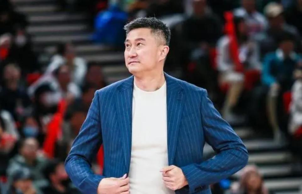 早就看上！杜锋示好萨姆纳画面曝光球迷调侃就差拉回广东替补席