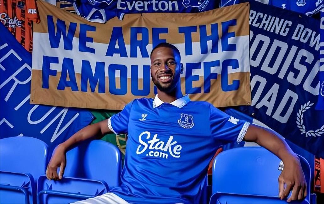 上港正式敲定徐新离队的最佳替代者，已让他转会加盟，值得期待