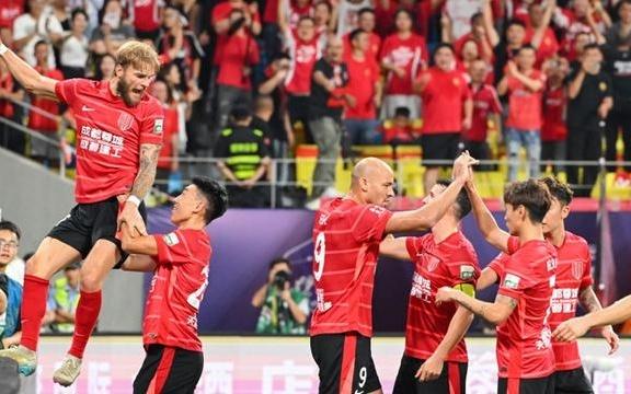 中超城头变幻大王旗：国安竟以0比6输山东泰山，成都蓉城战胜海港后登顶