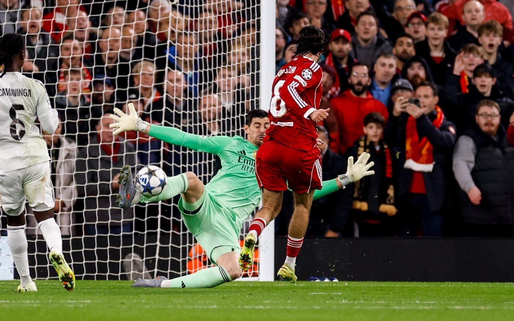 尽力了，库尔图瓦对阵利物浦全场8次