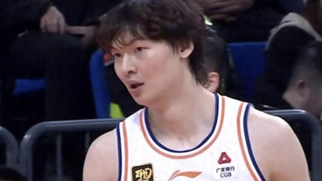 王哲林21分上海轻取青岛跃居榜首，八连胜上海不再软脚蟹