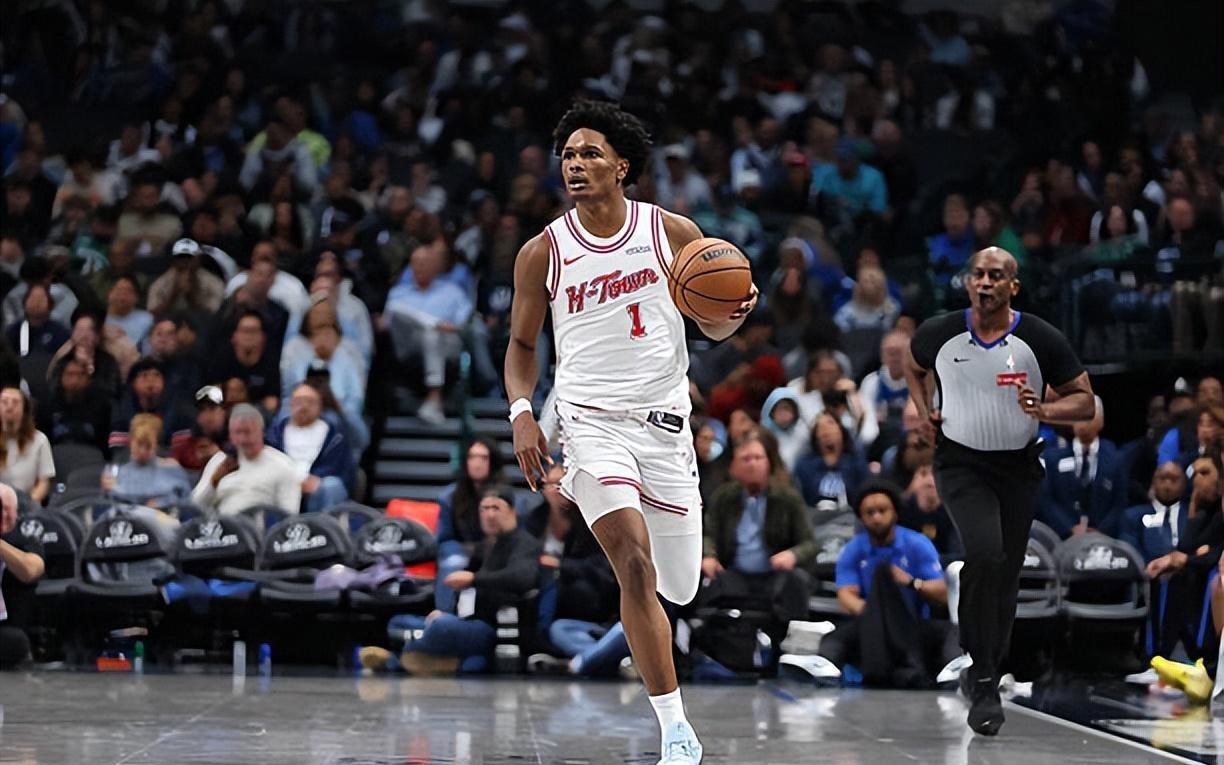 个人表现确实相当不错，只是火箭后场新星还是不适合担任控卫