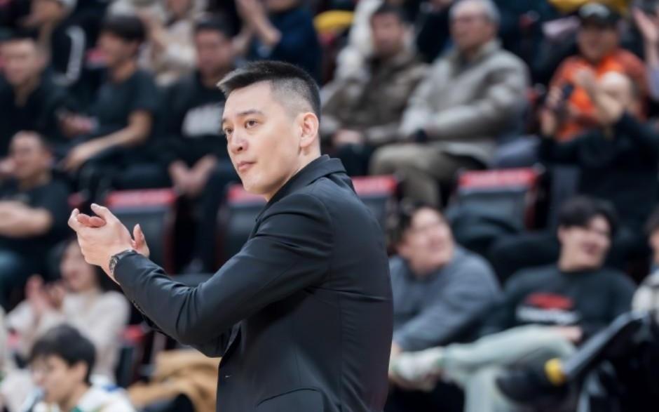 杨鸣：连败增加了球员的心理负担，大家要放下包袱责任都是我的