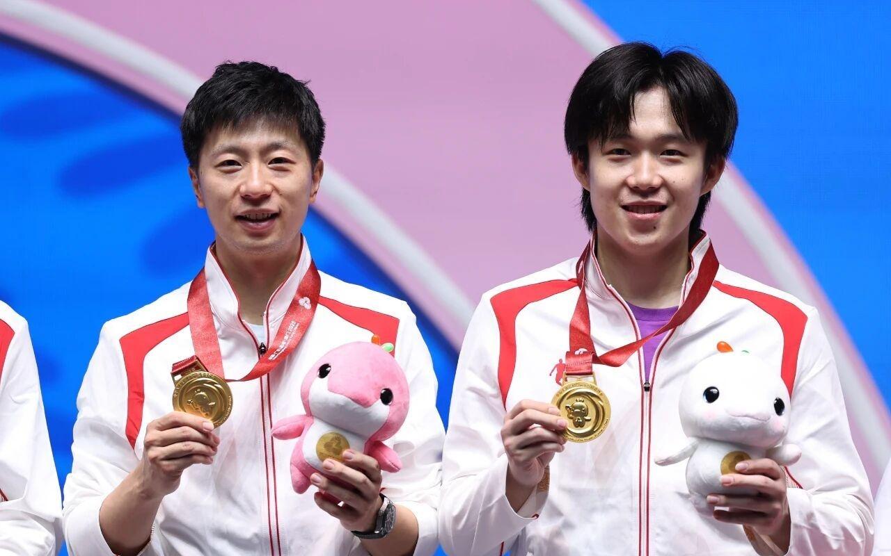 现场依旧保持对乒乓的纯真热爱，马龙要和大家一起慢慢变老