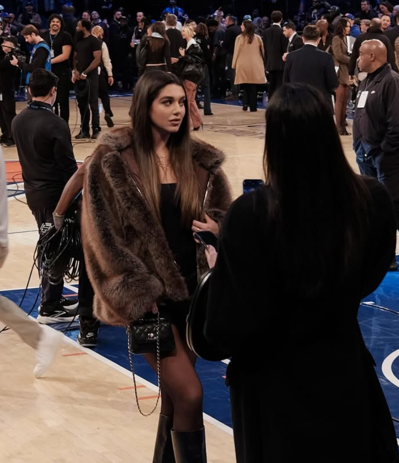 纽约女球迷现场观战尼克斯！赛场内晒出好身材+高颜值照太迷人