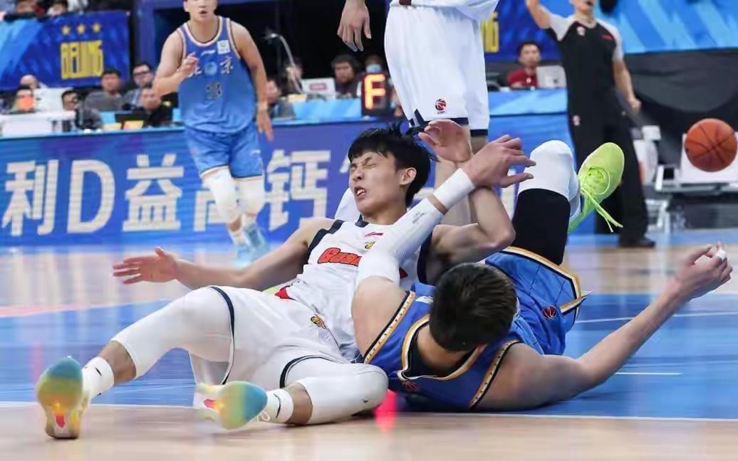 严惩萨姆纳，恶意伤害周琦却坑了徐杰，杜锋有苦说不出，球迷愤怒