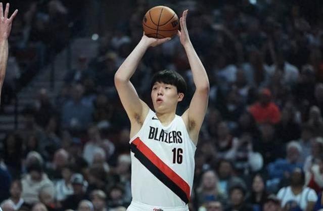 开拓者激战火箭！杨瀚森又中3分阿夫迪亚生猛杜兰特稳健输出