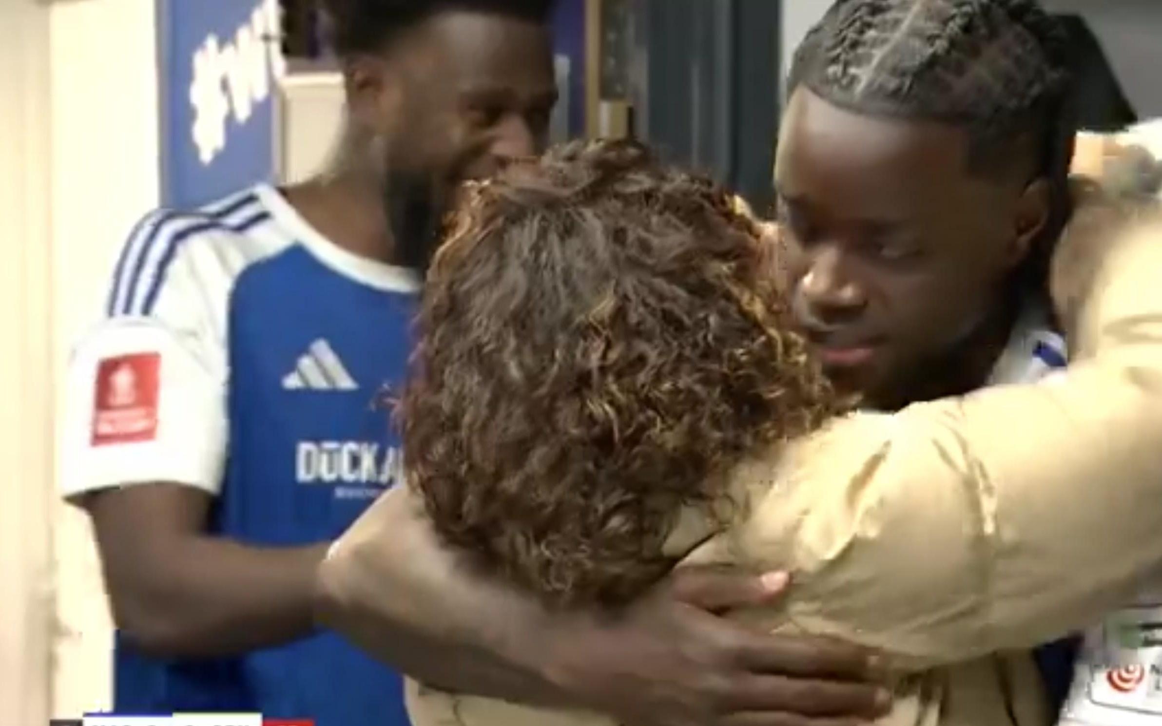 有情有义，爆冷晋级后麦克斯菲尔德全队与离世球员的父母一同庆祝