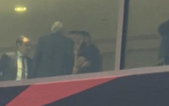 心系老东家，本泽马现场观战皇马与巴萨的西超杯决赛