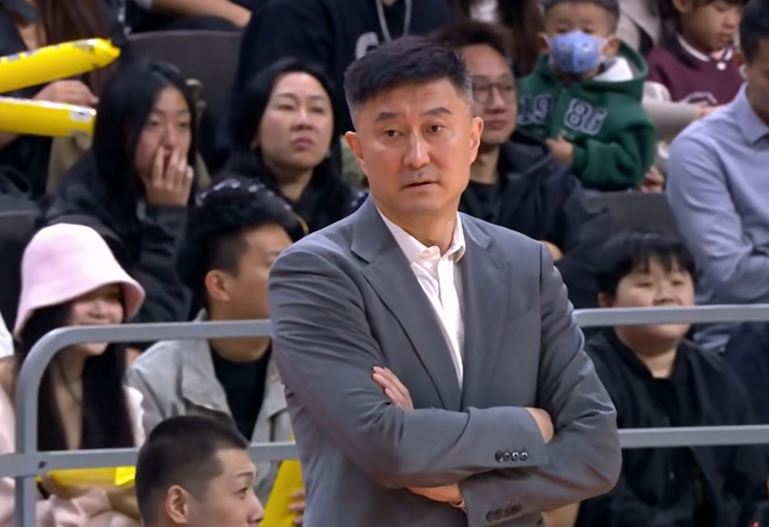 四年不鸣，一鸣惊人！2米26中锋收获CBA大奖球迷：杜锋怎么看