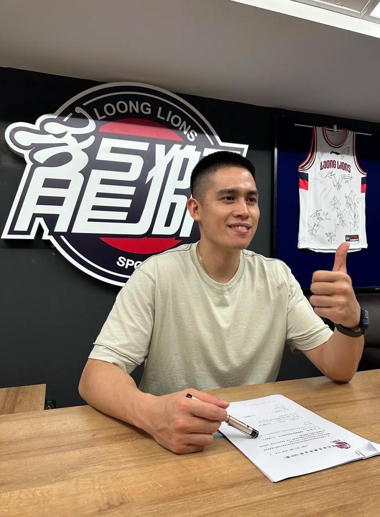 效力CBA9年父母借钱买鞋，如今和妻儿定居北京，陈盈骏赚到多少钱