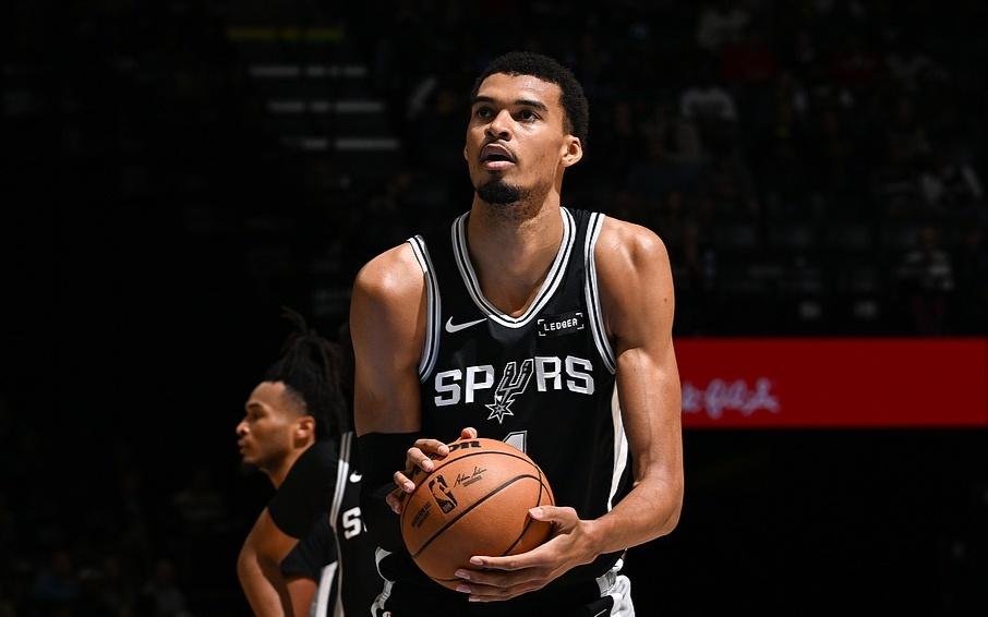 爆冷！文班亚马砍30分，西部第二不敌残阵灰熊，一战能理解三件事