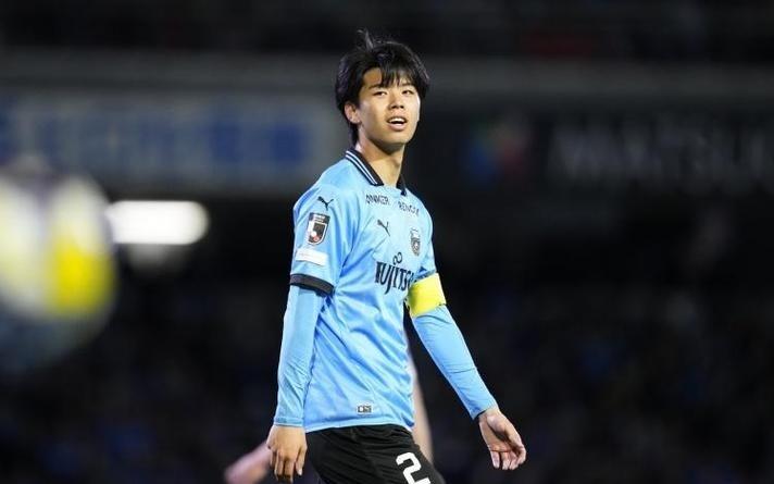 21岁日本新人开启生涯新一站：防C罗一战成名，辗转热刺去到德甲