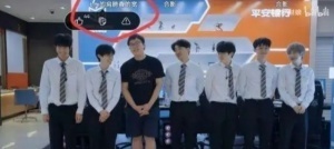 网友考古BLG视频发现Bin亲自发弹幕夸自己：Bin的肩膀真的宽