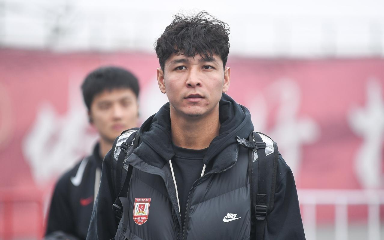 恒大冠军中场或加盟辽宁铁人，国青后卫+26岁即战力，也有意加盟