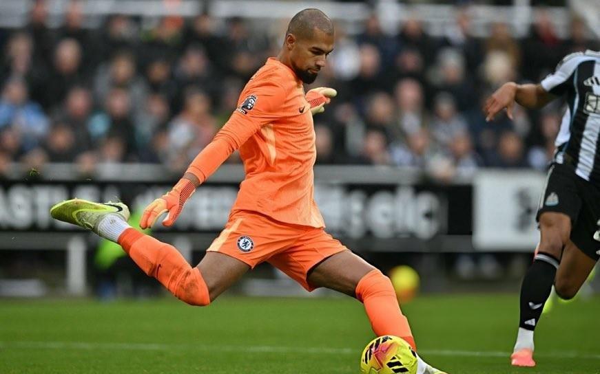 记者：切尔西门将桑切斯因轻伤缺战曼城，福法纳因发烧缺阵