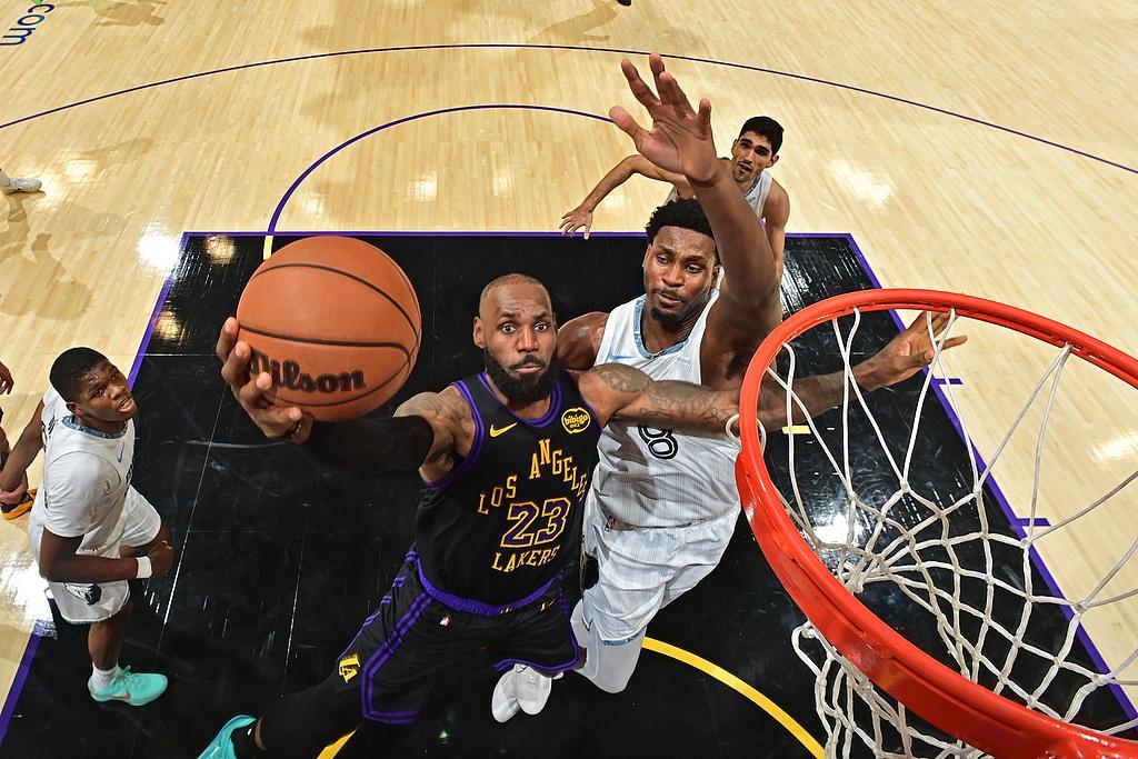18中12轰31+9+6！41岁的詹姆斯仍强到离谱，湖人还想逼他退役吗